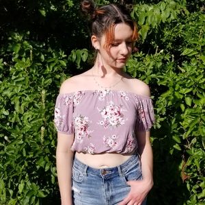 💚Stretchy lavender off-the-shoulder top!